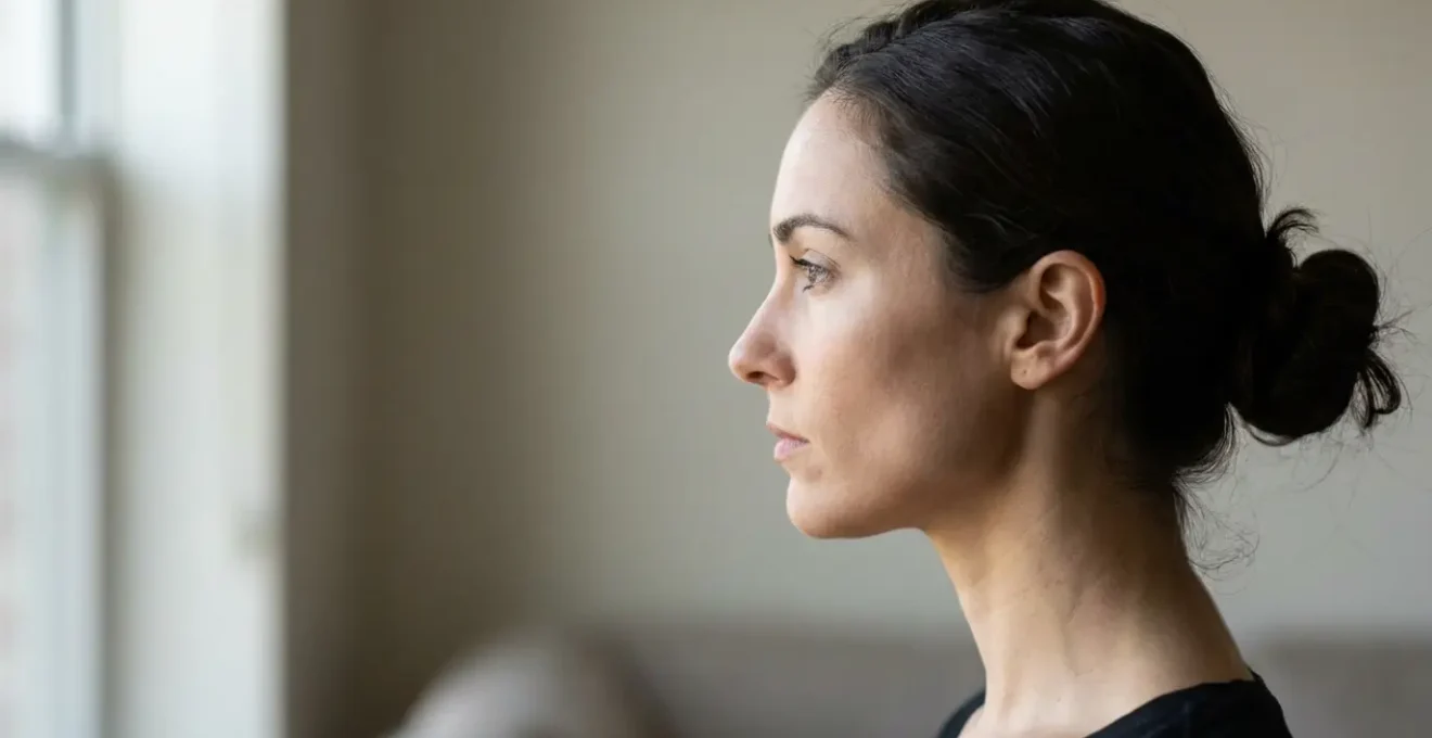 Portrait de profil d'une femme avec mise en évidence subtile de la zone de la mâchoire