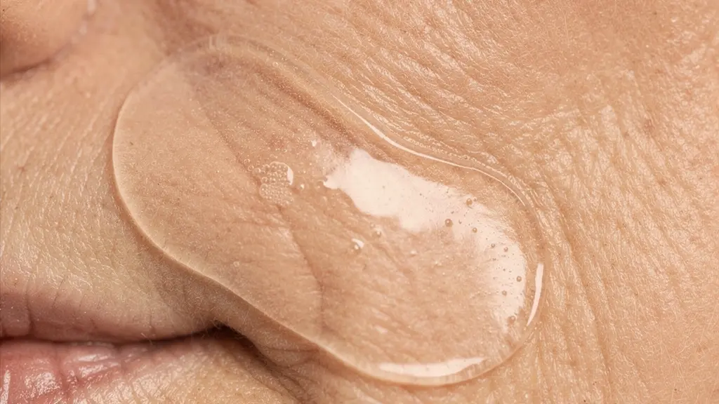 Gros plan sur le décolleté d'une femme mature avec texture de patch silicone visible