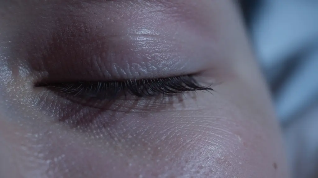 Vue macro d'un visage détendu en phase d'endormissement avec focus sur la zone sous les yeux